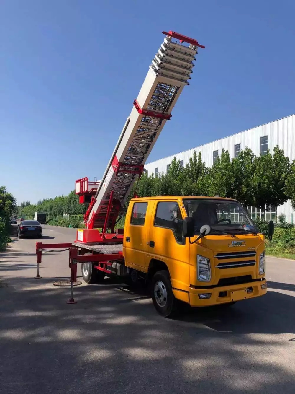 涧西附近的云梯车出租服务：轻松解决高空作业需求